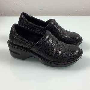boc Born Peggy Embossed Black leather slip on clogs mules women size 7.5M EUC